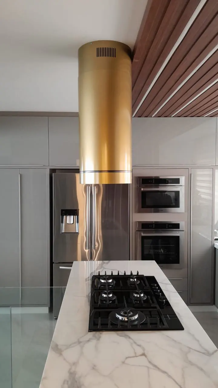 Coifa instalada em cozinha contemporânea